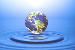 Weltkonzept und Ressourcen Wasser, Wassermanagement. Globus schwimmt auf dem Wasser foto