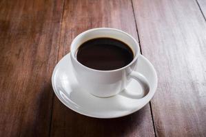 Kaffeetasse auf hölzernem Hintergrund foto
