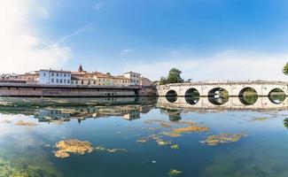 die augustus-tiberius-brücke in rimini foto