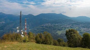 Repeater von Ethernet-Antennen über dem Bergland foto