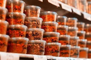 Gewürze in Regalen zum Verkauf im Souk von Jerusalem foto