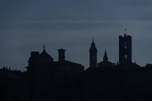 Silhouette von Bergamo hoch foto