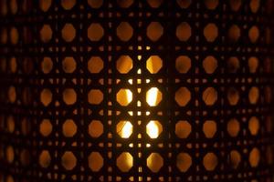 Textur des Lampenschirms um die Lampe. Lampenschirm aus Holz. foto