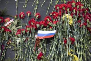Blumen am Grab eines Soldaten in Russland. Details der Trauerfeier am Grab des unbekannten Soldaten. foto