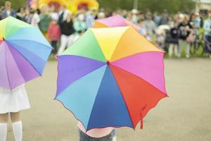 farbiger Regenschirm. Sommerschirm für Kinder. Kinder auf der Party. foto