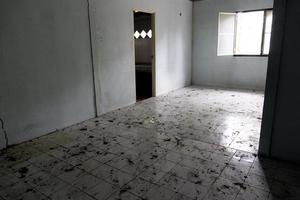 Tür und Fenster im Inneren des Hauses mit der Umgebung des Hauses, die schmutzig und dunkel ist. verlassene Gebäude.