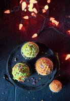 halloween cupcakes mit streuseln in gruseliger lichteinstellung foto