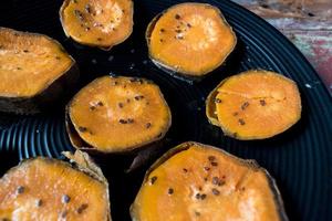 gebackene Scheiben Orangenschweißkartoffeln foto