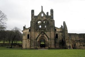 leeds in yorkshire in großbritannien im märz 2020. ein blick auf die abtei von kirkstall foto