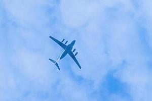 Flugzeug fliegt im blauen Himmel. gewerblicher Personenverkehr und Fracht a foto