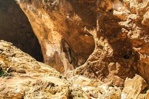 Granitkalk in der Höhle, aber das Sonnenlicht scheint hell und zeigt die konkaven Kurven und Formen der natürlich schönen Felsen aus Stalagmiten und Stalaktiten. foto