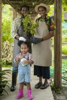 glückliche schwarze agronomenfamilie, die auf ackerland, landwirtschaftskonzept genießt und arbeitet foto