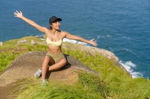 schöne asiatische frau in sportbekleidung trekking auf bergpfad, reise- und ökotourismuskonzept. foto