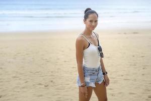 junge schöne frau, die am strand genießt und sich entspannt, sommer, urlaub, ferien, lifestyle-konzept. foto