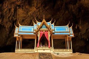 ein verzierter thailändischer pavillon, der von erfahrenen handwerkern in einer der höhlen thailands gebaut wurde, ist ein thailändischer pavillon, der hunderte von jahren alt ist, sich aber immer noch in perfektem zustand befindet. foto