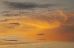 Atmosphäre am Abendhimmel mit einer Vielzahl von natürlichen Farben entsteht, wenn die Sonne untergeht. Der Himmel hat an einem sonnigen Tag viele Farben und Formen. foto