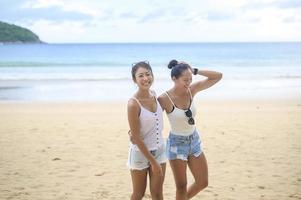 Zwei attraktive Freundinnen genießen und entspannen am Strand, Sommer, Urlaub, Ferien, Lifestyle-Konzept. foto