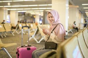 junge muslimische reisende mit koffern am internationalen flughafen, reisen, urlaub und reisekonzept. foto