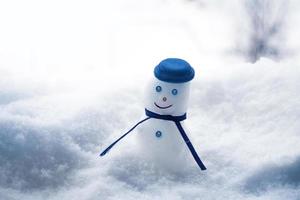 fröhlicher Schneemann. Winterlandschaft. Grußkarte der frohen Weihnachten und des guten Rutsch ins Neue Jahr foto