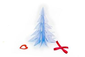 Origami-Weihnachtsbaum isoliert auf weißem Hintergrund foto