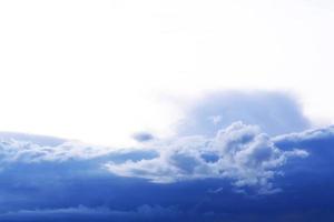 unscharfer Hintergrund. blauer Himmel und weiße, flauschige Wolken. foto