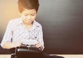 7 Jahre Kind, das vr Virtual-Reality-Spiel spielt foto