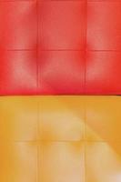 roter und orangefarbener Sofabezug Schaum Textur Hintergrund foto