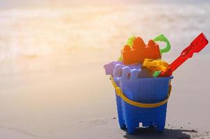 Spielzeugeimer am sauberen Sandstrand foto