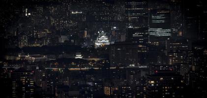 Osaka-Burg nachts beleuchtet in Panorama-Vogelperspektive oder Draufsicht mit Stadtbild und hohem Gebäude herum, Präfektur Osaka, Japan. foto