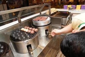 kochen frischer thailändischer süßigkeiten., bangkok, thialand. foto