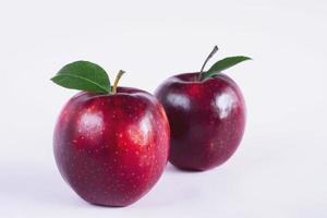 frischer bunter Apfel über grauem Hintergrund - sauberes frisches Obsthintergrundkonzept