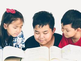 Foto im Vintage-Stil von Kindern, die glücklich zusammen ein Buch lesen