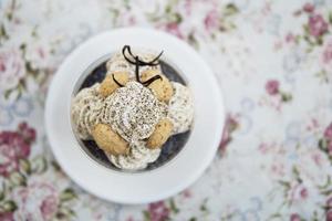 Vintage brauner Kuchen auf dem Tisch foto