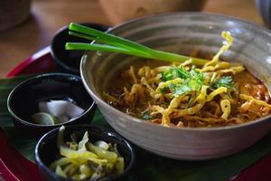 Khao Soi, nordthailändische Curry-Nudeln - berühmtes thailändisches lokales traditionelles Rezept foto