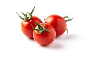 Tomate lokalisiert auf weißem Hintergrund - gesundes Gemüsekonzept der frischen Tomate foto