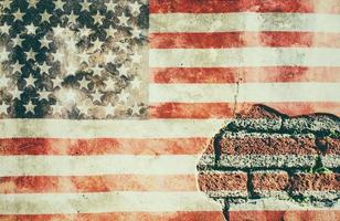 USA-Flaggenüberlagerung auf alter Granitziegel- und Zementwandbeschaffenheit für Hintergrundgebrauch foto