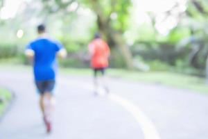 Verschwommenes Foto von Menschen läuft oder joggt im Park