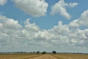 Schotterweg durch einen abgelegenen Teil von Wyoming foto