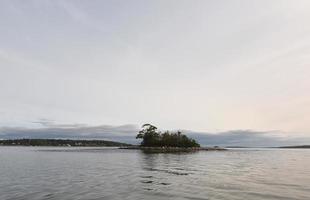 atemberaubende aussicht auf eine einsame insel in der casco bay foto