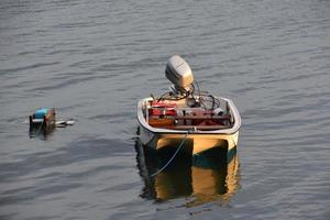 Dreirumpf-Walfängerboot, das an einem Liegeplatz festgebunden ist foto