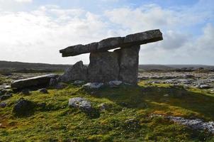 Poulnabrone-Portal-Grab im Burren-Nationalpark foto