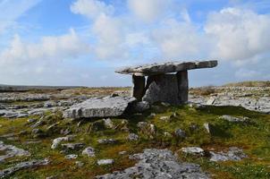 Poulnabrone-Dolmen aus der Jungsteinzeit foto