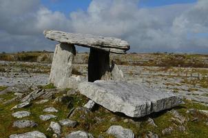 Gefallener Stein des poulnabrone-Portalgrabes foto