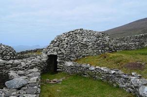 alte Bienenstockhütten aus Stein auf der Dingle-Halbinsel foto