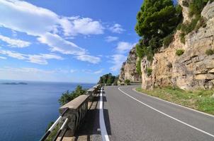 Fahrbahn entlang der Amalfiküste in Italien foto