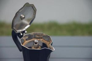 heißer kaffee in der moka-kanne, schnelles frisches kaffeezubereitungskonzept foto