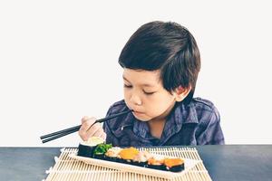 Vintage-Stil Foto des asiatischen schönen Jungen isst Sushi