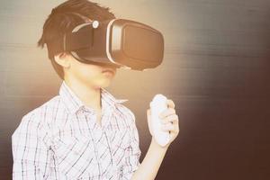 7 Jahre Kind, das vr Virtual-Reality-Spiel spielt foto