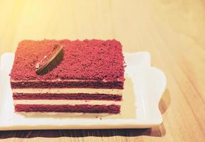 roter samtkuchen auf holztisch foto