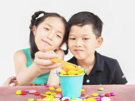 asiatische Kinder spielen mit Süßigkeiten. Foto konzentriert sich auf Süßigkeiten.